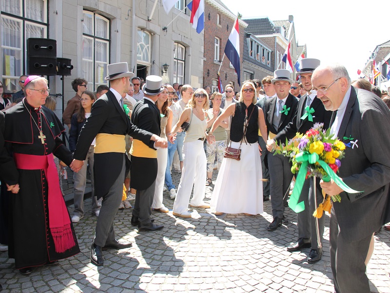 Bisschop danst cramignon tijdens bronk in Eijsden