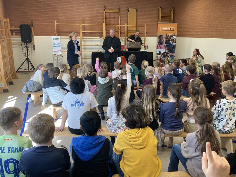 Bisschop woont gastles Vastenactie bij