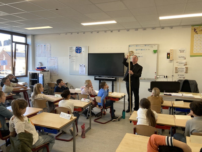 Bisschop bezoekt basisschool De Schatgraver in Landgraaf